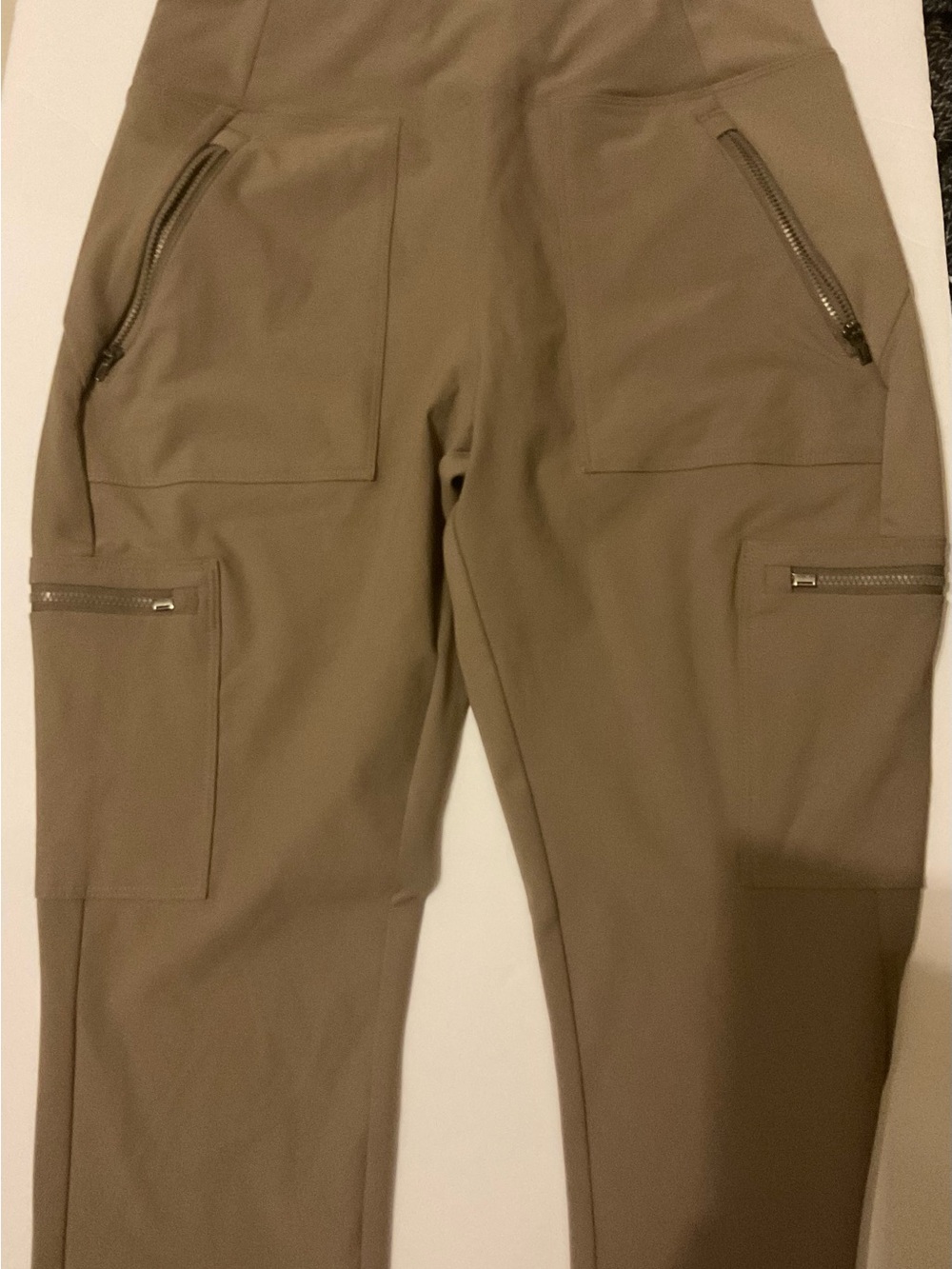 Athleta Headlands Hybrid High Rise Cargo Legging Pants Size 8 Taupe